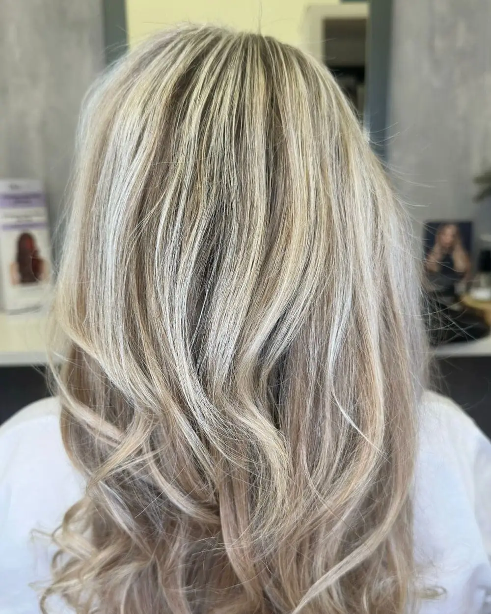 Blonde Strähnen mit Wellen, Arbeit aus dem Salon Comhair