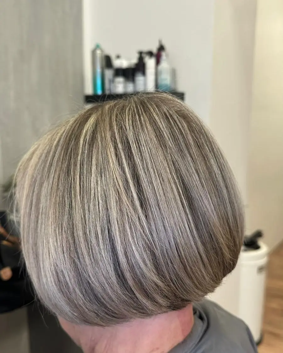 Kurzer Bob mit Strähnen – Ergebnis aus dem Salon Comhair in Düsseldorf-Bilk
