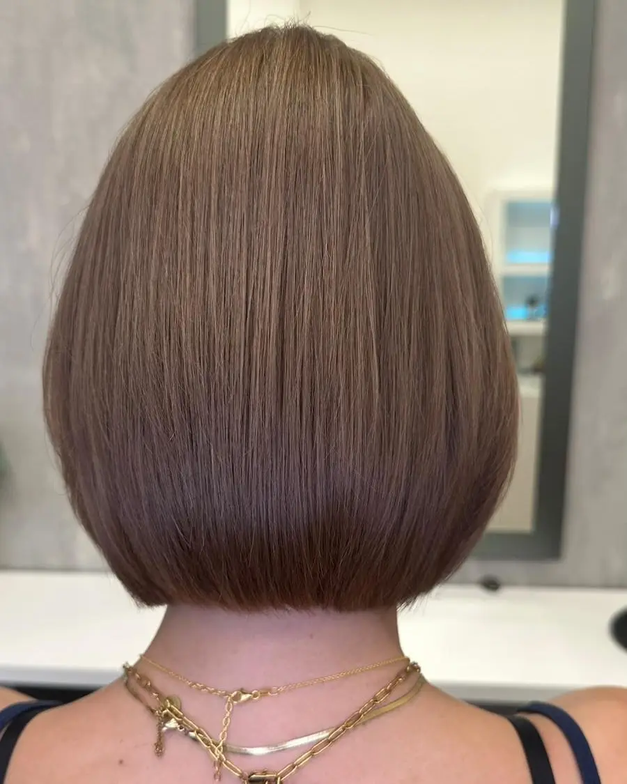 Frisch geschnittener Bob von hinten, Arbeit aus dem Salon Comhair