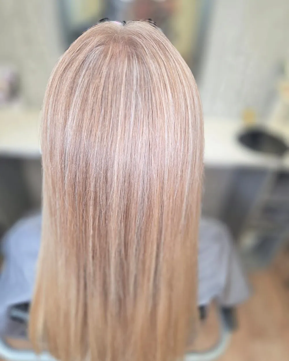 Glatt geföhntes, frisch getontes Haar, Arbeit aus dem Salon Comhair