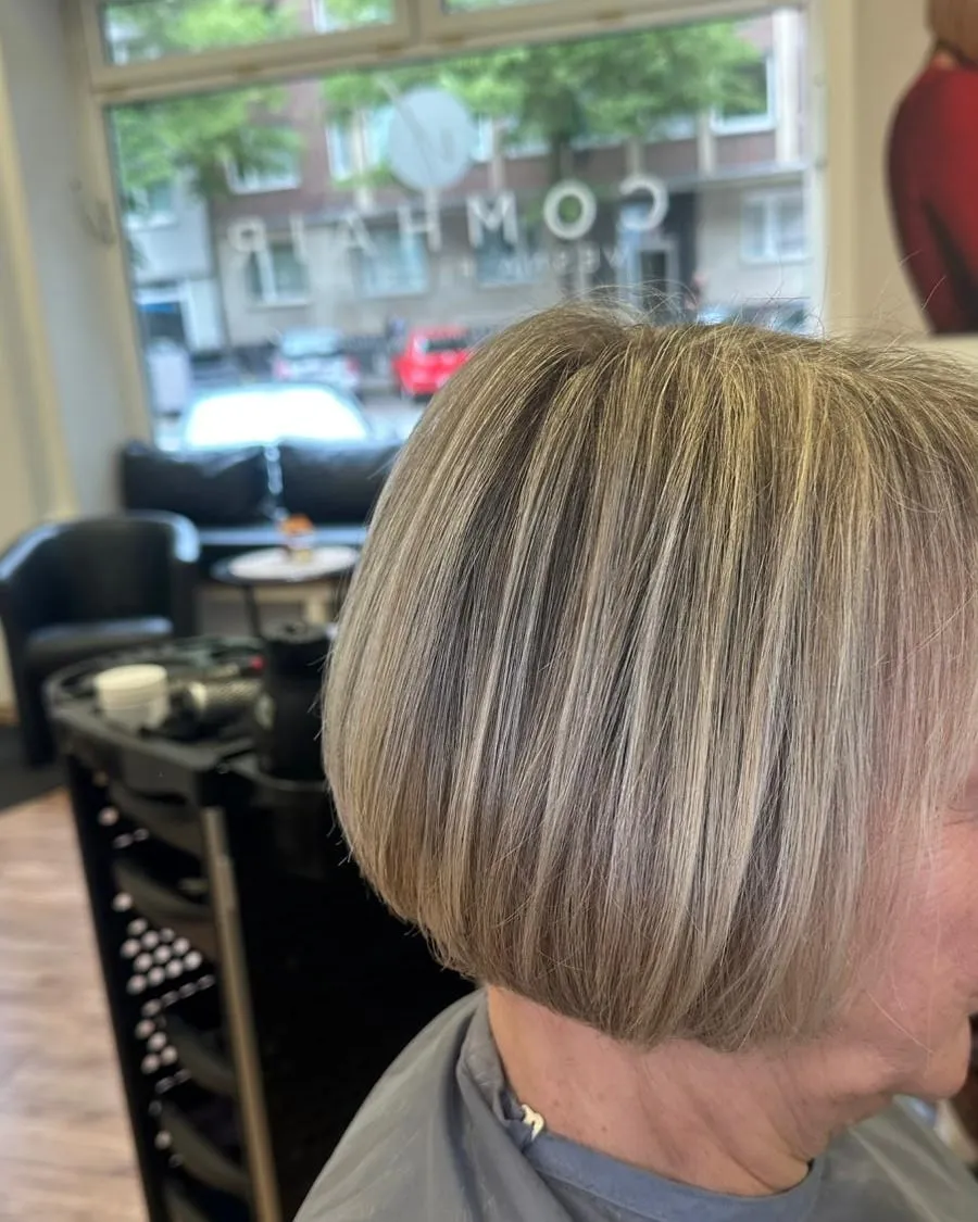Graduierter Bob am Fenster zur Merowingerstraße, Salon Comhair